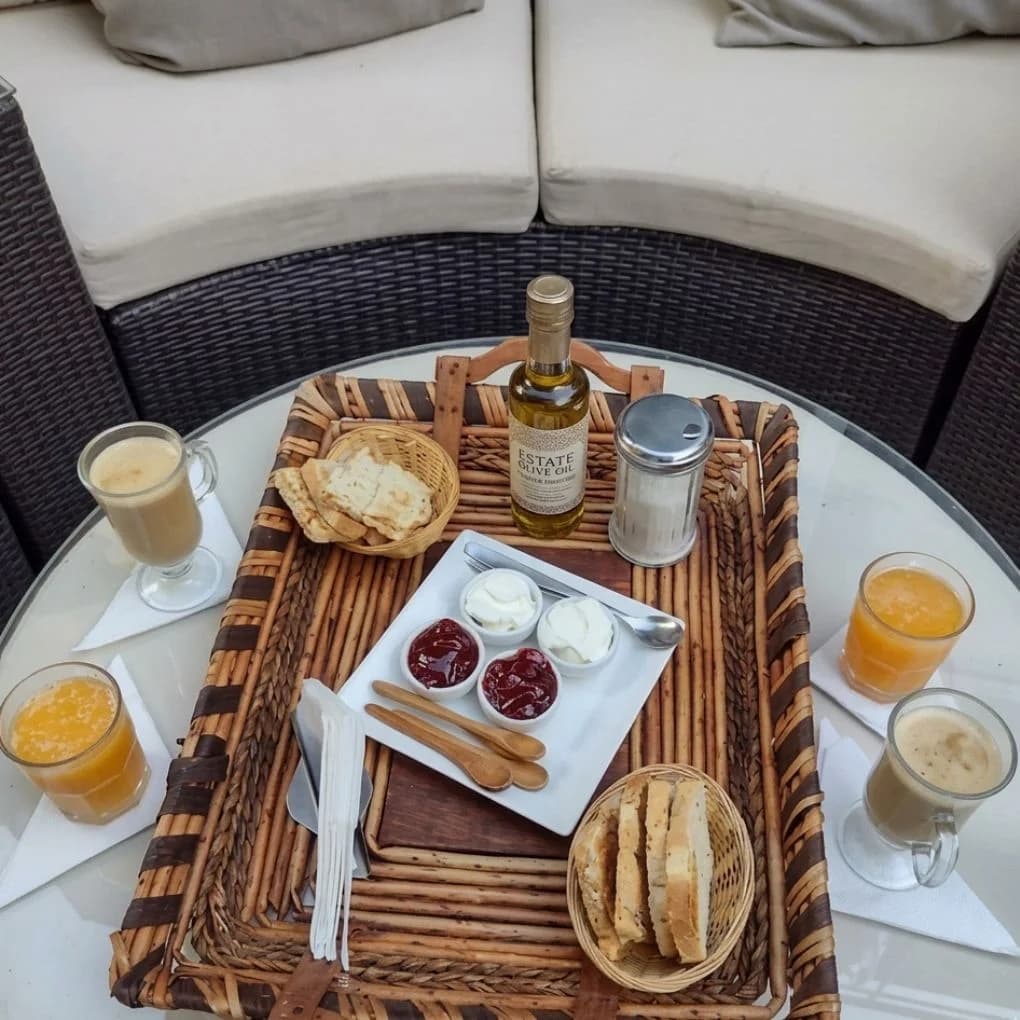 Desayuno artesanal servido en bandeja