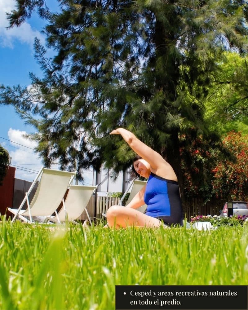 Césped y áreas recreativas naturales en todo el predio