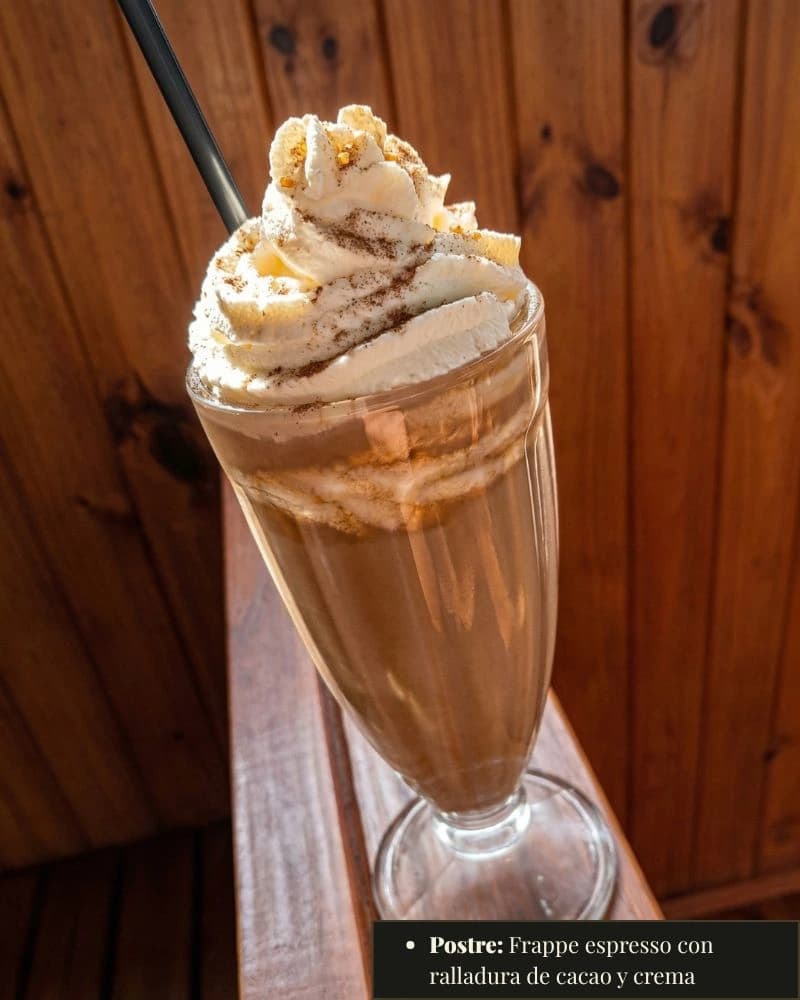 Frappé espresso con ralladura de cacao y crema