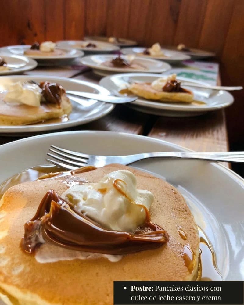 Pancakes caseros con dulce de leche y crema