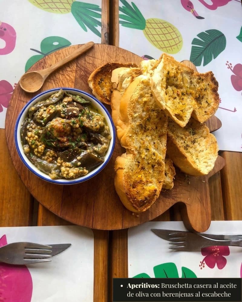 Bruschetta casera al aceite de oliva con berenjenas al escabeche