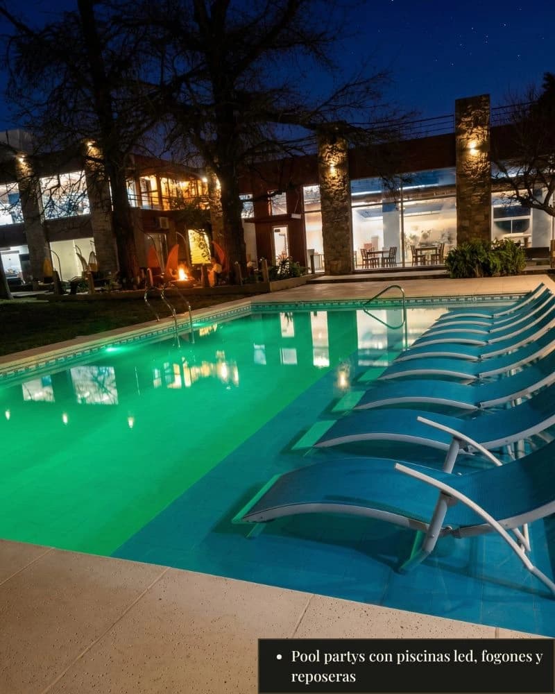 Pool partys con piscinas LED, fogones y reposeras
