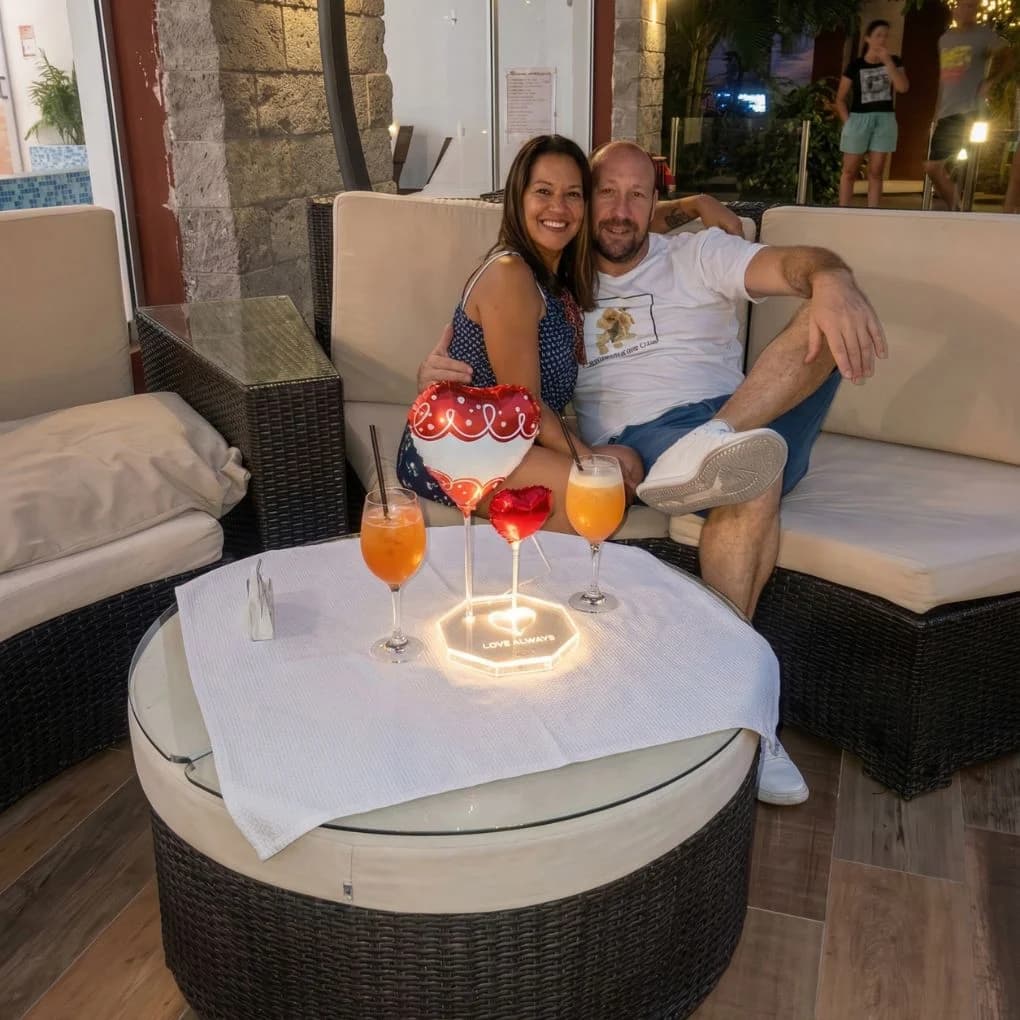 Pareja con coctelería en el lounge
