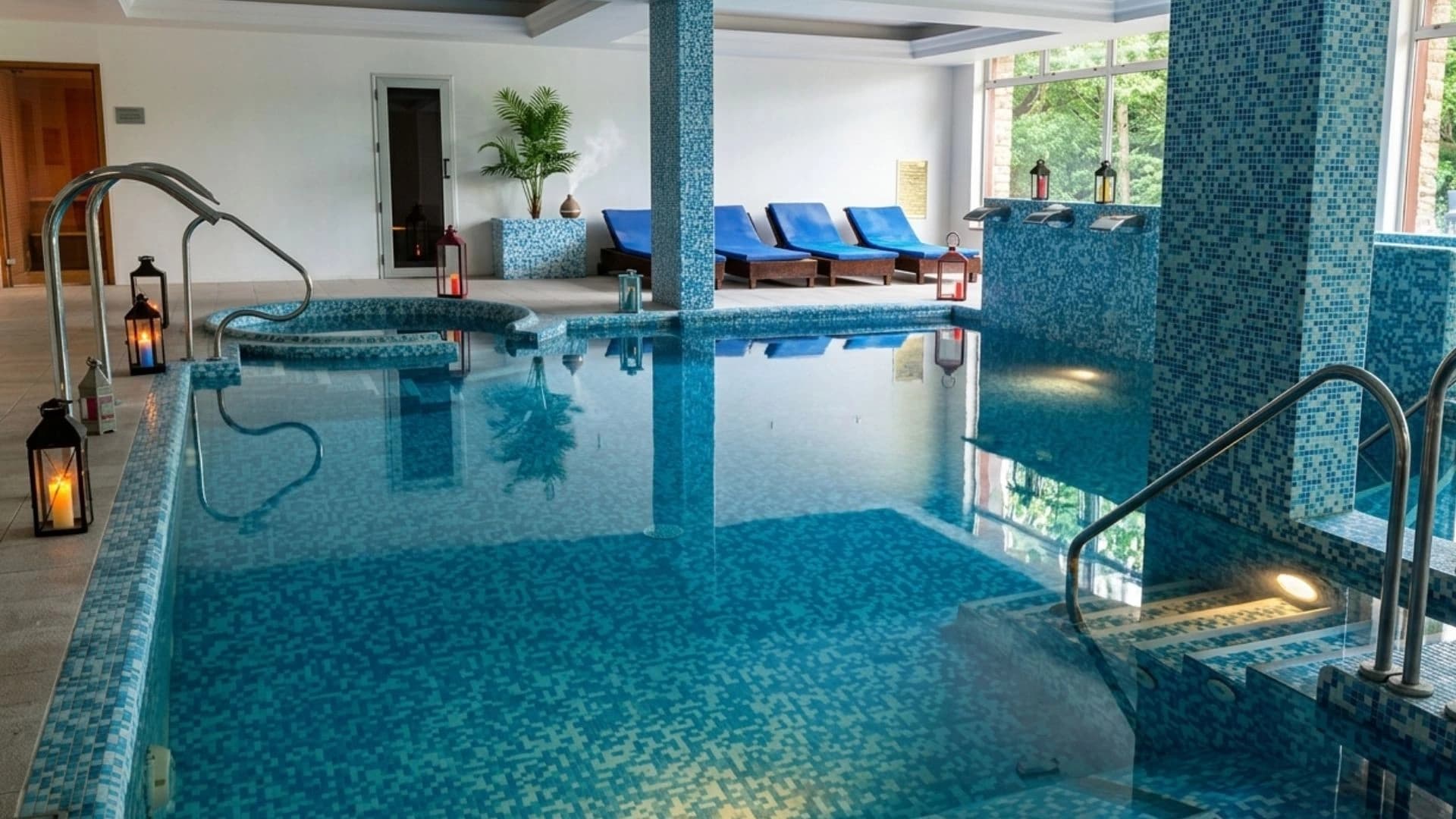 Piscina interior climatizada con hidrojets