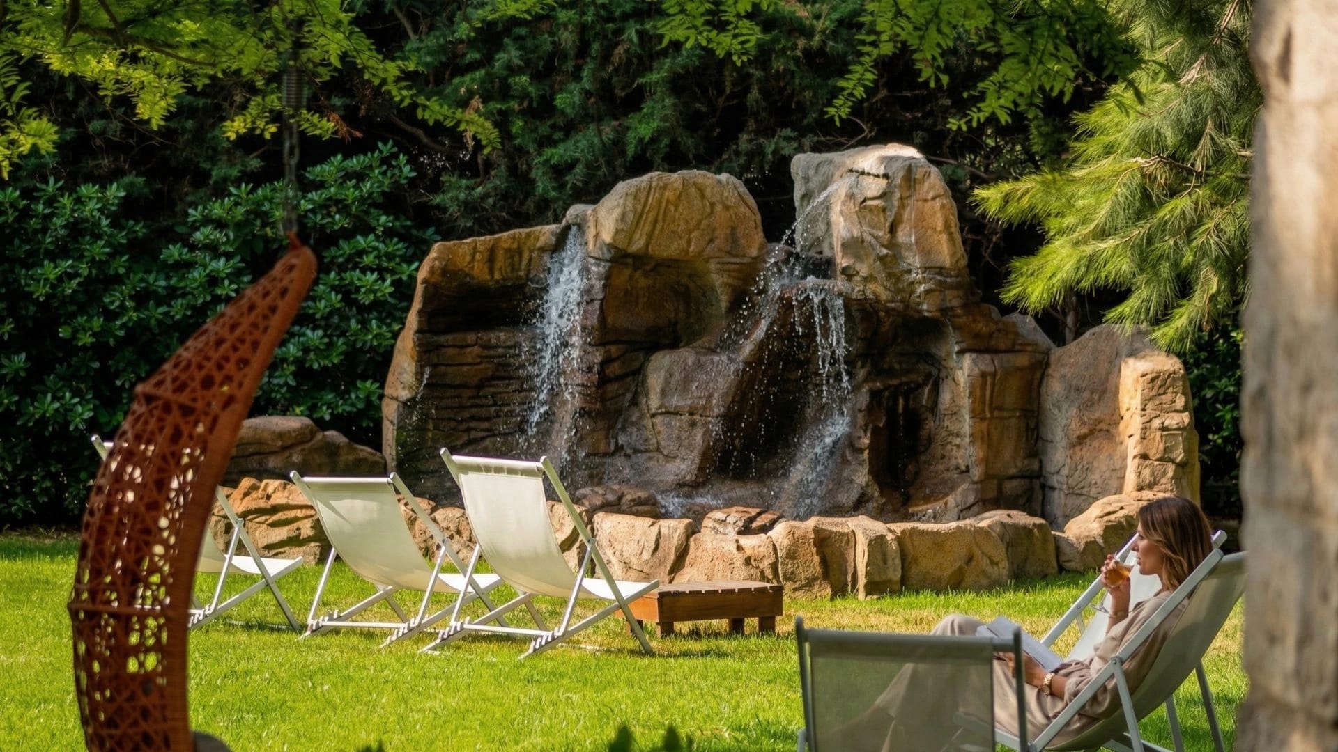Parque con cascada y reposeras en Rieck Glow Days
