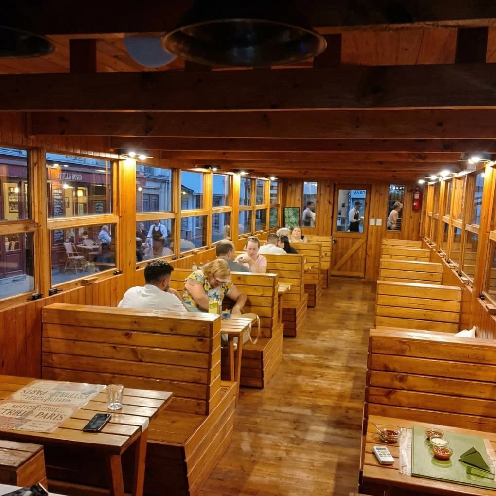 Interior del vagón comedor